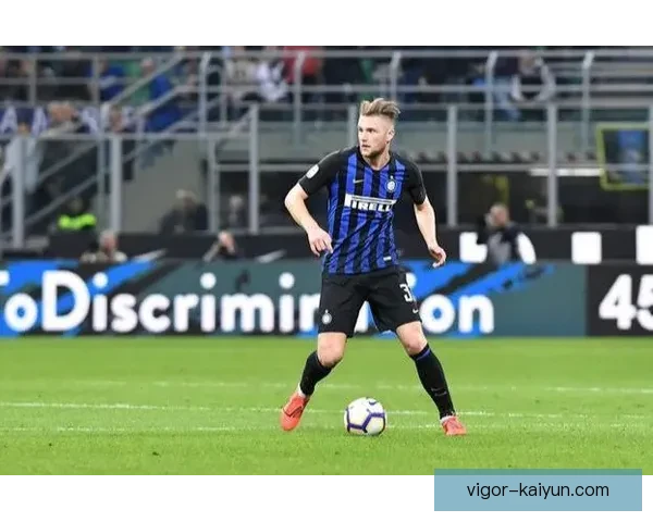 什克里尼亚尔中卫风格逐渐受到关注，近年来表现稳健。